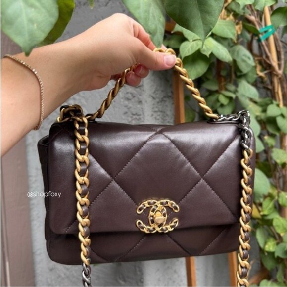 Chanel Medium 19 Shiny Lambskin Quilted Flap Crossbody - Picture 2 of 16